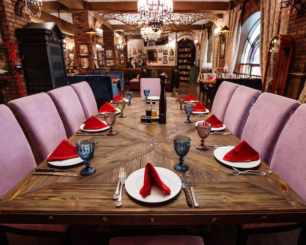 Salón principal con iluminación cálida y mesas de madera